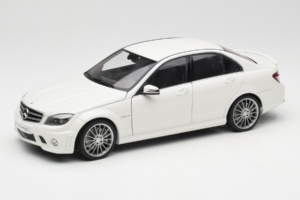 Mercedes AMG C63 W204 Vit AUTOart 1:18 72674-R1 Metall