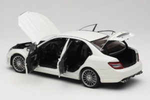 Mercedes AMG C63 W204 Vit AUTOart 1:18 72674-R1 Metall — bild 5 av 8