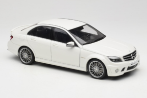 Mercedes AMG C63 W204 Vit AUTOart 1:18 72674-R1 Metall — bild 6 av 8