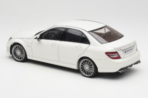Mercedes AMG C63 W204 Vit AUTOart 1:18 72674-R1 Metall — bild 7 av 8