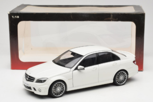 Mercedes AMG C63 W204 Vit AUTOart 1:18 72674-R1 Metall — bild 8 av 8