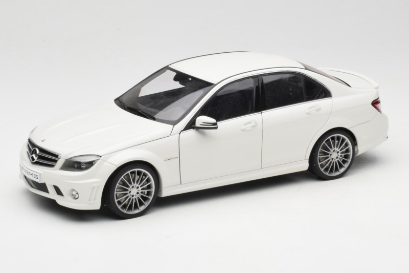 Mercedes AMG C63 W204 Vit AUTOart 1:18 72674-R1 Metall