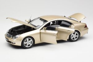 Mercedes CLS C219 Ljus Beige Guld Kyosho 1:18 08401LBE Metall — bild 2 av 8