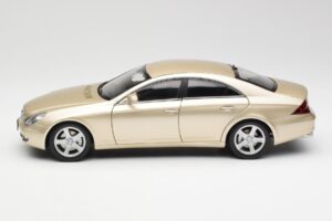 Mercedes CLS C219 Ljus Beige Guld Kyosho 1:18 08401LBE Metall — bild 4 av 8