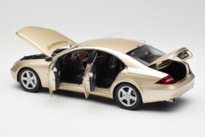 Mercedes CLS C219 Ljus Beige Guld Kyosho 1:18 08401LBE Metall — bild 5 av 8