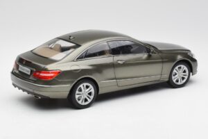 Mercedes E-Class Coupe C207 Titanite Grå Metallic Minichamps 1:18 B66962419 Metall — bild 3 av 8
