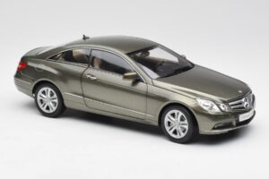 Mercedes E-Class Coupe C207 Titanite Grå Metallic Minichamps 1:18 B66962419 Metall — bild 6 av 8
