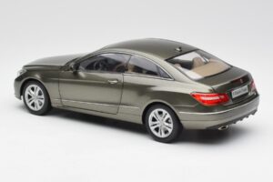 Mercedes E-Class Coupe C207 Titanite Grå Metallic Minichamps 1:18 B66962419 Metall — bild 7 av 8