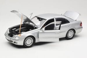 Mercedes E-Class W211 Silver Kyosho 1:18 B66962146 Metall — bild 2 av 8