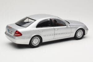 Mercedes E-Class W211 Silver Kyosho 1:18 B66962146 Metall — bild 3 av 8