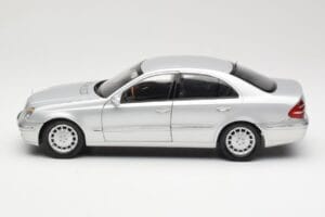Mercedes E-Class W211 Silver Kyosho 1:18 B66962146 Metall — bild 4 av 8