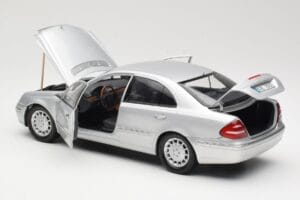 Mercedes E-Class W211 Silver Kyosho 1:18 B66962146 Metall — bild 5 av 8