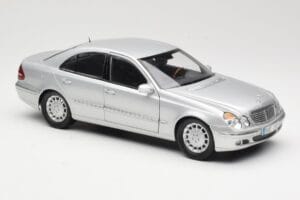 Mercedes E-Class W211 Silver Kyosho 1:18 B66962146 Metall — bild 6 av 8
