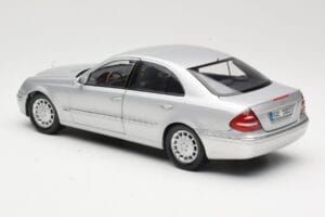 Mercedes E-Class W211 Silver Kyosho 1:18 B66962146 Metall — bild 7 av 8