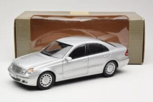 Mercedes E-Class W211 Silver Kyosho 1:18 B66962146 Metall — bild 8 av 8