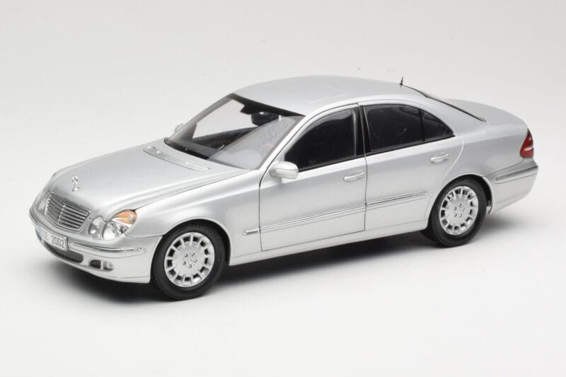 Mercedes E-Class W211 Silver Kyosho 1:18 B66962146 Metall