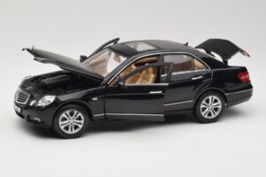 Mercedes E-Class W211 Svart Maisto 1:18 31172 Metall — bild 2 av 8