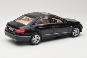 Mercedes E-Class W211 Svart Maisto 1:18 31172 Metall — bild 3 av 8