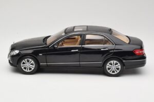 Mercedes E-Class W211 Svart Maisto 1:18 31172 Metall — bild 4 av 8