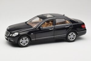 Mercedes E-Class W211 Svart Maisto 1:18 31172 Metall