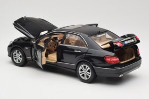 Mercedes E-Class W211 Svart Maisto 1:18 31172 Metall — bild 5 av 8