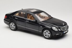 Mercedes E-Class W211 Svart Maisto 1:18 31172 Metall — bild 6 av 8