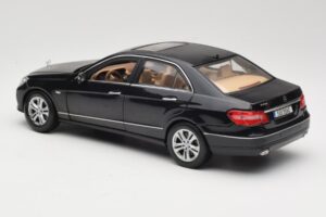 Mercedes E-Class W211 Svart Maisto 1:18 31172 Metall — bild 7 av 8