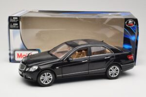 Mercedes E-Class W211 Svart Maisto 1:18 31172 Metall — bild 8 av 8