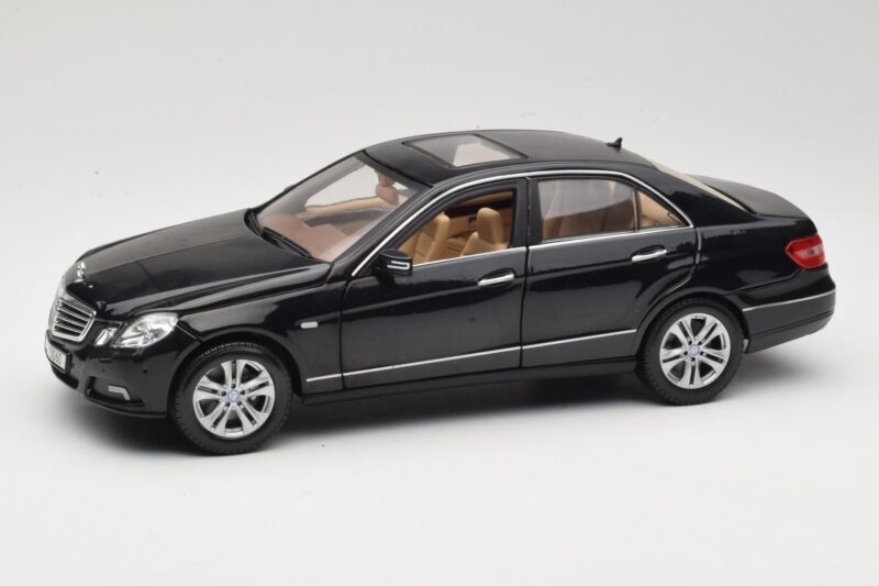 Mercedes E-Class W211 Svart Maisto 1:18 31172 Metall