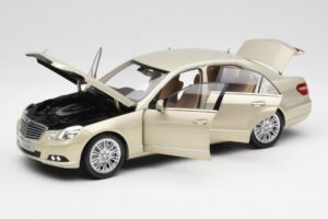 Mercedes E-Class W212 Elegance Pearl Beige Metallic Minichamps 1:18 B66960215 Metall — bild 2 av 8