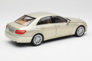 Mercedes E-Class W212 Elegance Pearl Beige Metallic Minichamps 1:18 B66960215 Metall — bild 3 av 8
