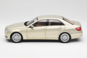 Mercedes E-Class W212 Elegance Pearl Beige Metallic Minichamps 1:18 B66960215 Metall — bild 4 av 8