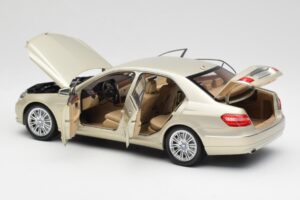 Mercedes E-Class W212 Elegance Pearl Beige Metallic Minichamps 1:18 B66960215 Metall — bild 5 av 8