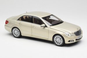 Mercedes E-Class W212 Elegance Pearl Beige Metallic Minichamps 1:18 B66960215 Metall — bild 6 av 8