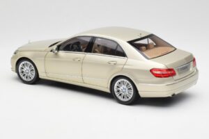 Mercedes E-Class W212 Elegance Pearl Beige Metallic Minichamps 1:18 B66960215 Metall — bild 7 av 8