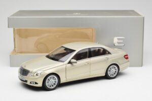 Mercedes E-Class W212 Elegance Pearl Beige Metallic Minichamps 1:18 B66960215 Metall — bild 8 av 8
