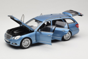 Mercedes E-Class W212 Estate Indigolith Metallic Blue Minichamps 1:18 B66962449 Metall — bild 2 av 8