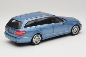 Mercedes E-Class W212 Estate Indigolith Metallic Blue Minichamps 1:18 B66962449 Metall — bild 3 av 8