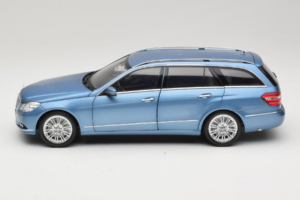 Mercedes E-Class W212 Estate Indigolith Metallic Blue Minichamps 1:18 B66962449 Metall — bild 4 av 8