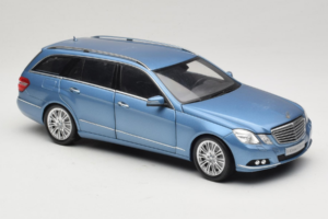 Mercedes E-Class W212 Estate Indigolith Metallic Blue Minichamps 1:18 B66962449 Metall — bild 6 av 8