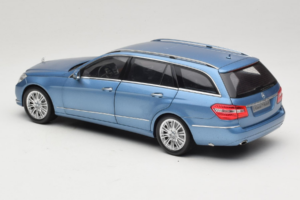 Mercedes E-Class W212 Estate Indigolith Metallic Blue Minichamps 1:18 B66962449 Metall — bild 7 av 8