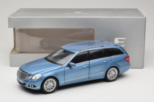 Mercedes E-Class W212 Estate Indigolith Metallic Blue Minichamps 1:18 B66962449 Metall — bild 8 av 8
