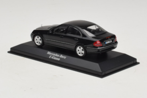 Mercedes E-Class W211 Svart Minichamps 1:43 B66961950 Metall — bild 3 av 4