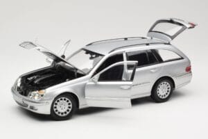 Mercedes E320 T-Modell S210 Elegance Silver Kyosho 1:18 B66962166 Metall — bild 2 av 8