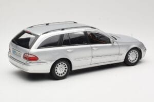 Mercedes E320 T-Modell S210 Elegance Silver Kyosho 1:18 B66962166 Metall — bild 3 av 8