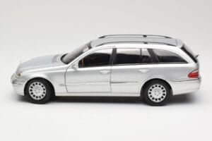 Mercedes E320 T-Modell S210 Elegance Silver Kyosho 1:18 B66962166 Metall — bild 4 av 8