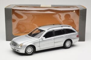 Mercedes E320 T-Modell S210 Elegance Silver Kyosho 1:18 B66962166 Metall — bild 8 av 8