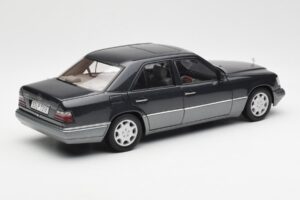 Mercedes E320 W124 Nautik Blå Metallic Dealer Edition AUTOart 1:18 B66040508 Metall — bild 3 av 8