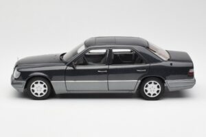 Mercedes E320 W124 Nautik Blå Metallic Dealer Edition AUTOart 1:18 B66040508 Metall — bild 4 av 8
