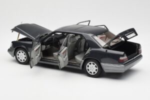 Mercedes E320 W124 Nautik Blå Metallic Dealer Edition AUTOart 1:18 B66040508 Metall — bild 5 av 8